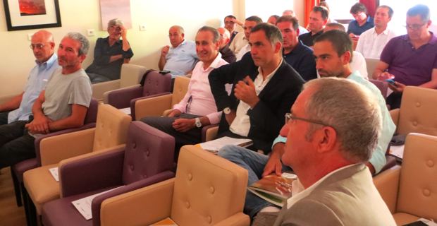 Joseph Colombani et Jean-Marc Venturi, responsables de la Chambre d'agriculture de Haute-Corse (au 1er plan), Ange-Pierre Vivoni, maire de Sisco, Gilles Simeoni, maire de Bastia, et Jean-Baptiste Arena, maire-adjoint de Patrimoniu (au 2nd plan).