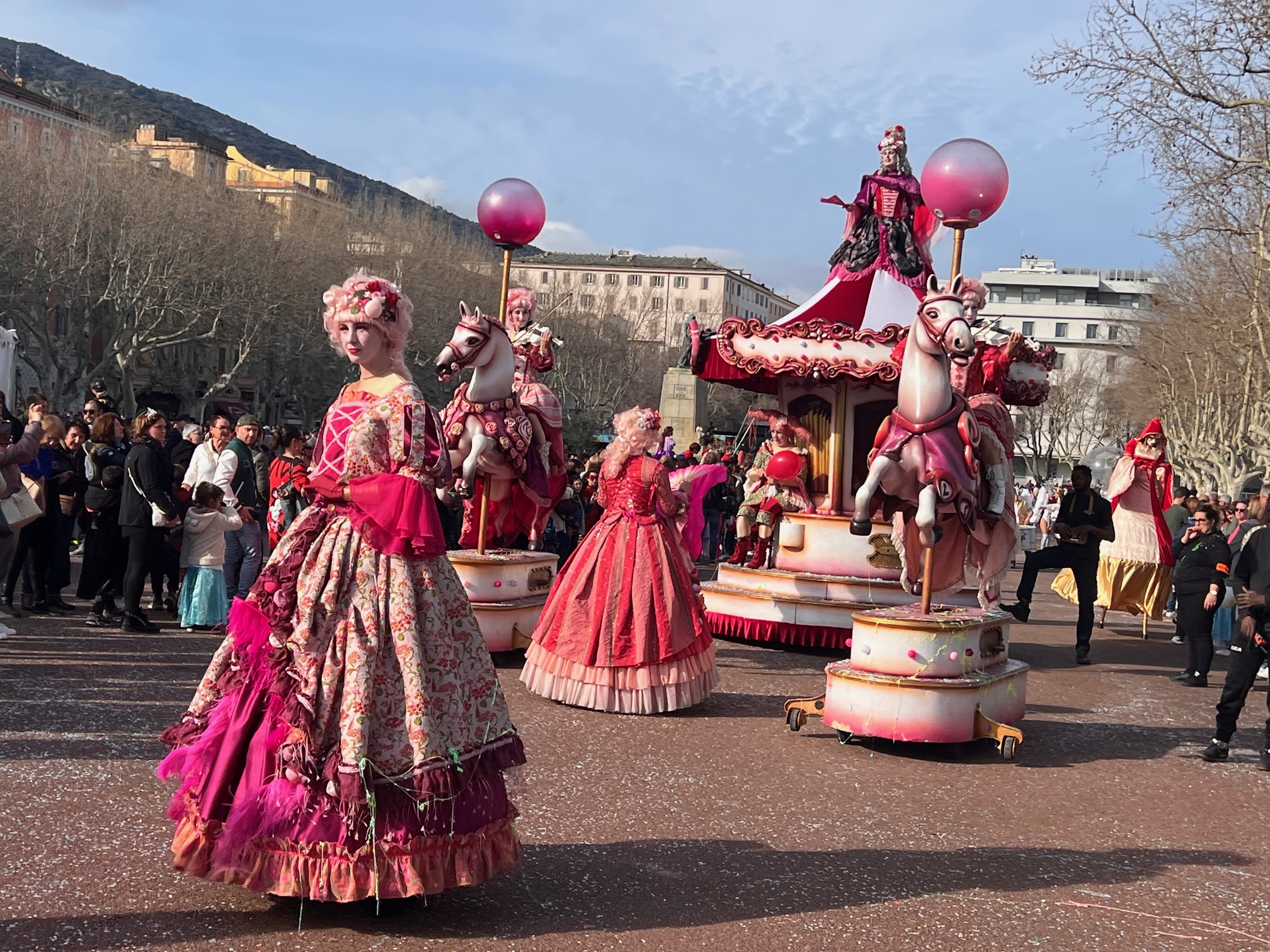 EN IMAGES - Plusieurs milliers de personnes au carnaval de Bastia