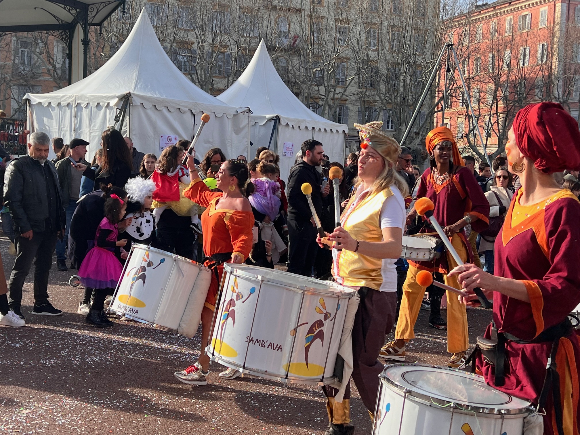 EN IMAGES - Plusieurs milliers de personnes au carnaval de Bastia