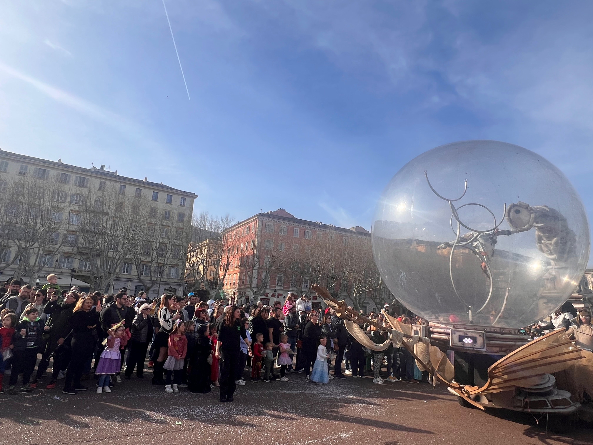 EN IMAGES - Plusieurs milliers de personnes au carnaval de Bastia