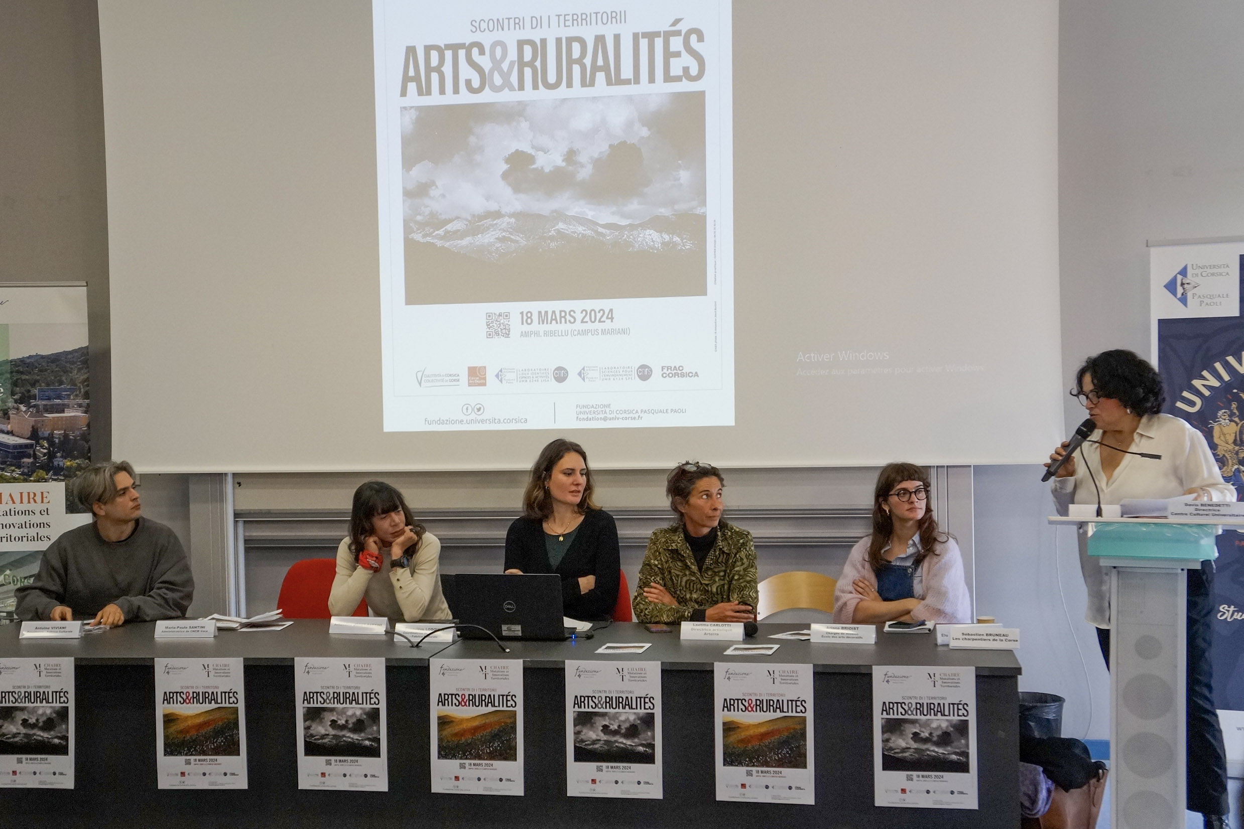 La table ronde du matin rassemblait plusieurs acteurs culturels de l'île © LH
