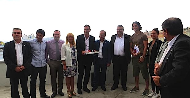 Le maire de Bastia, Gilles Simeoni, la 1ère adjointe, Emmanuelle de Gentili, le président de l'association des élus de montagne et maire de Lozzi, Jean-Félix Acquaviva, et Denis Luciani, entourés de François Modesto, joueur du Sporting, et d'une dizaine de parlementaires sardes.