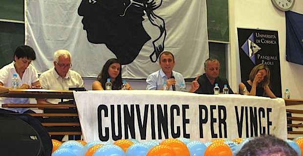 L'Exécutif du PNC : autour de Jean-Christophe Angelini, leader du PNC et président du groupe Femu a Corsica à l'Assemblée de Corse, entouré de Fabienne Giovannini et Saveriu Luciani, conseillers territoriaux, Anne Tomasi du PNC Ghjuventu, de François Alfonsi, président de l'ALE (Alliance Libre européenne) et d'Antonia Luciani, membre du Cunsigliu du PNC.