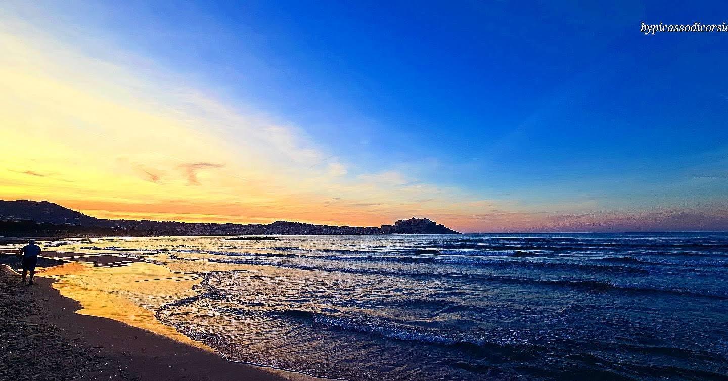 La photo du jour : le ciel, le  coucher de soleil et la mer de Calvi