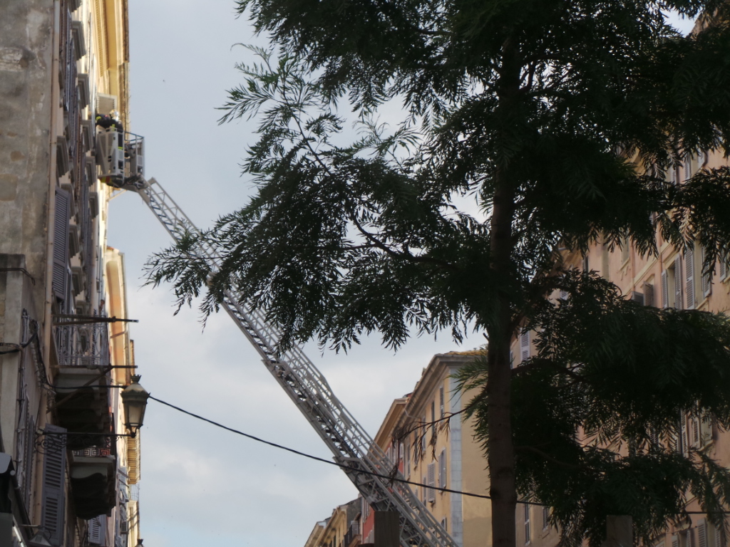 Bastia : La grande échelle déployée sur le boulevard Paoli