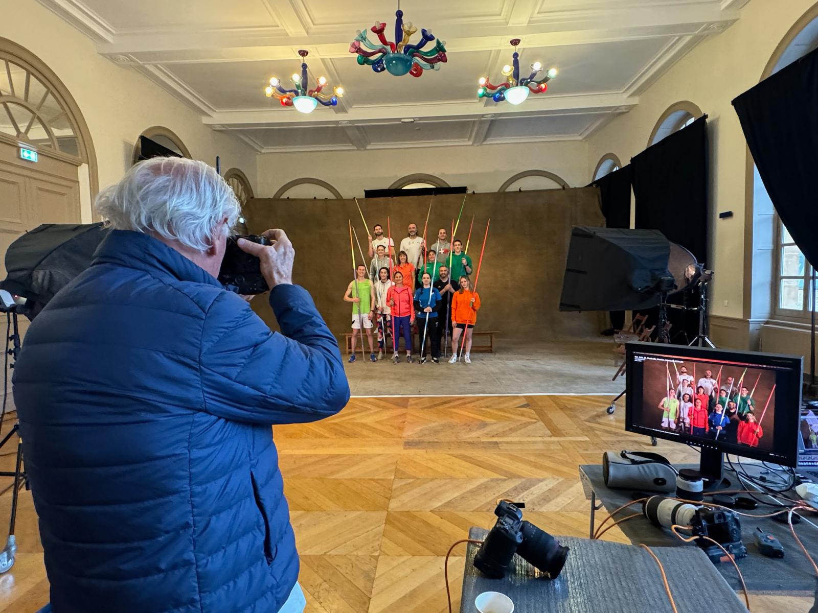 Le photographe Yann Arthus Bertrand organise des studio photos un peu partout sur le territoire afin de réaliser un portrait social de la France (Photos : Yann Arthus Bertrand)