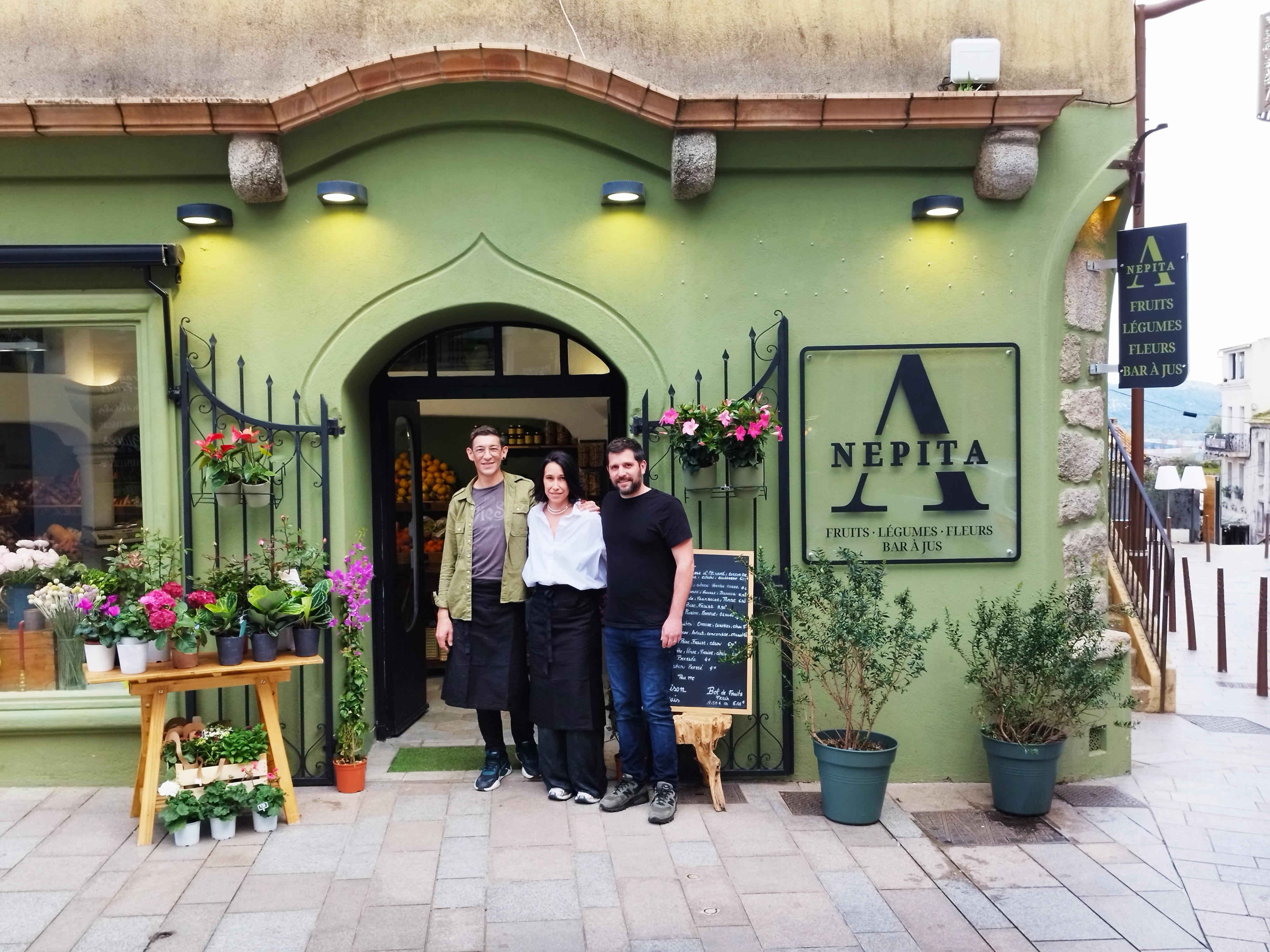 De gauche à droite : Sam Bonhomme, l'employé, Teresa et Guillaume Angeli, les gérants.