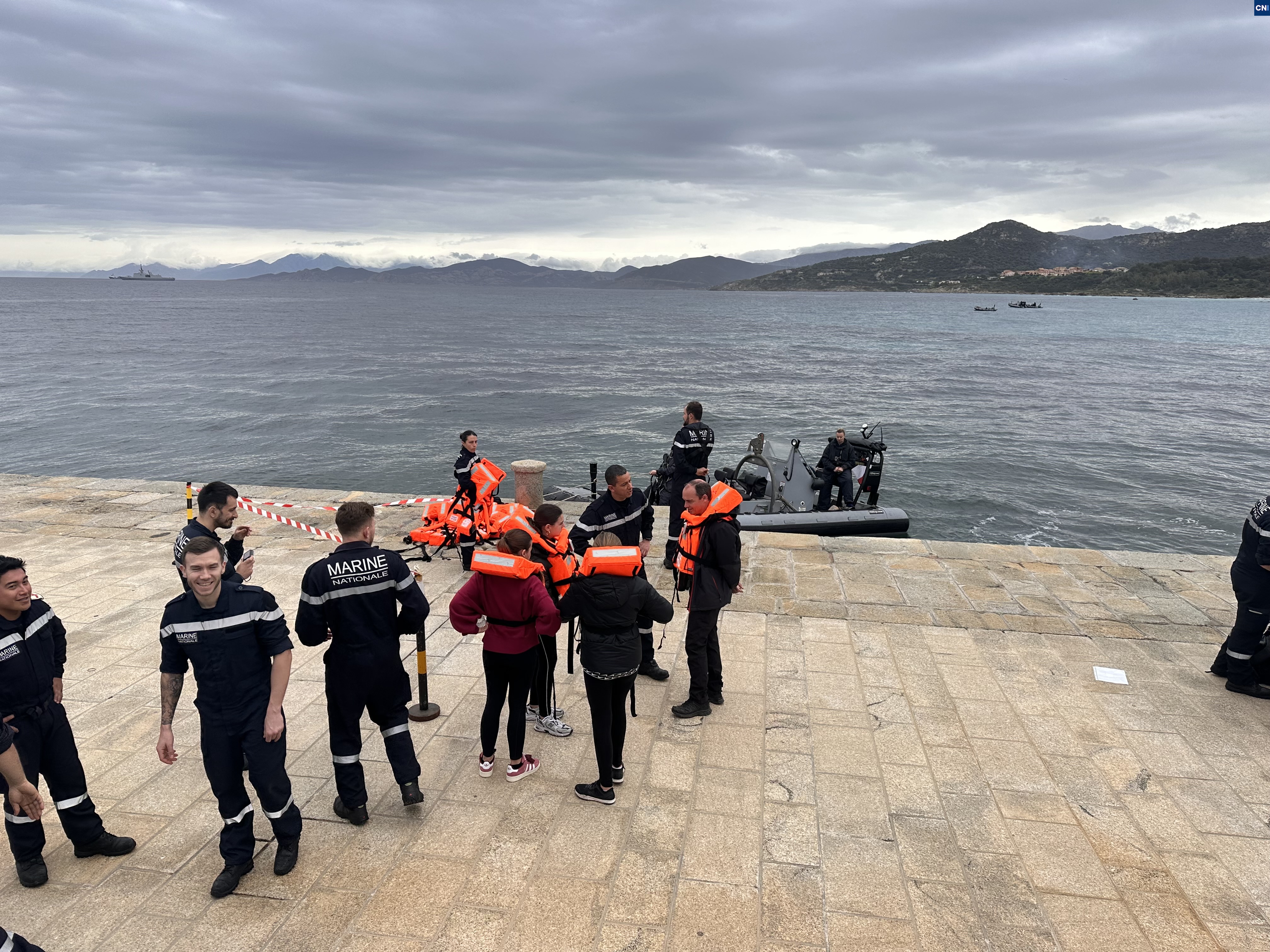EN IMAGES - À Lisula, la Marine réalise un exercice d'évacuation grandeur nature