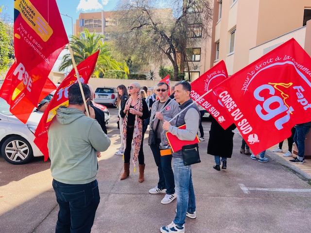 Un rassemblement intersyndical a eu lieu ce matin devant la Direction régionale de la Poste de Corse à Ajaccio.