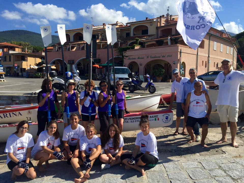 Les rameuses du défi avec les jeunes rameuses du Circola Della Vêla à Marciana Marina. (Aviron Haute-Corse)