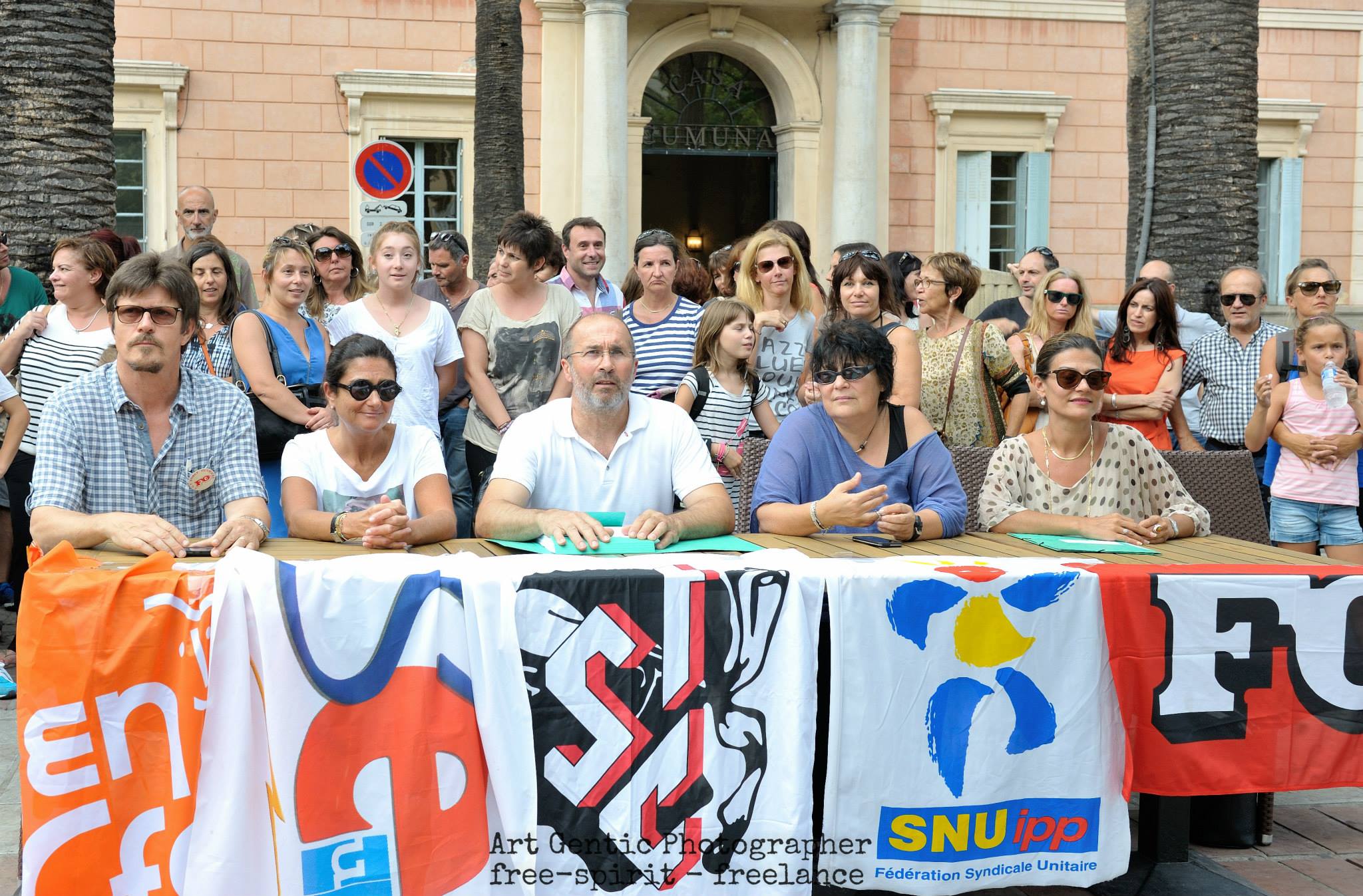 L'intersyndicale des enseignants devant la mairie d'Ajaccio