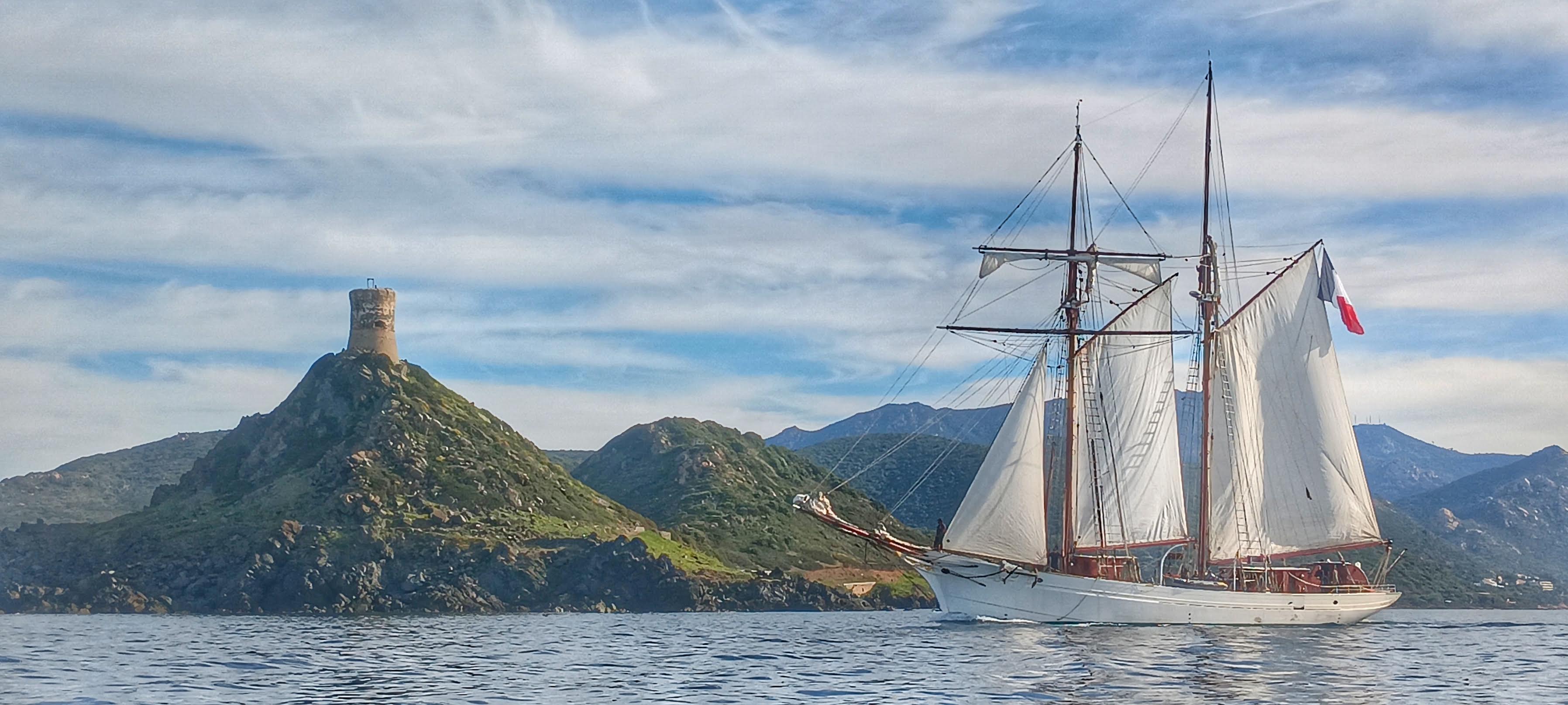 La photo du jour : la "Belle poule" dans la passe des Sanguinaires