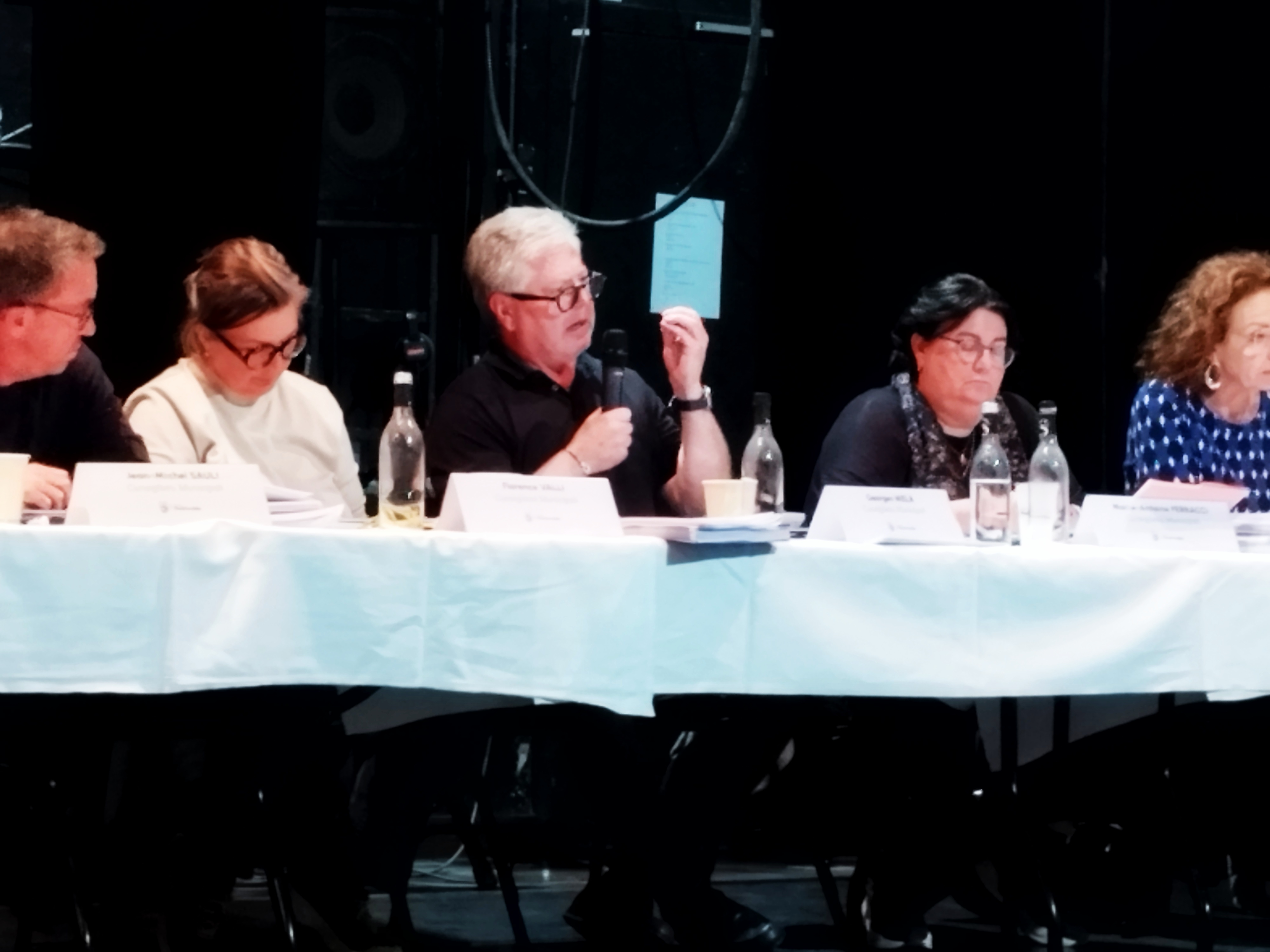 Georges Mela (au centre) a voté pour le budget primitif concocté par la majorité.