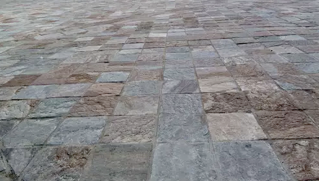 La pierre de Brando : on la retrouve sur tous les trottoirs de Corse et d'ailleurs.