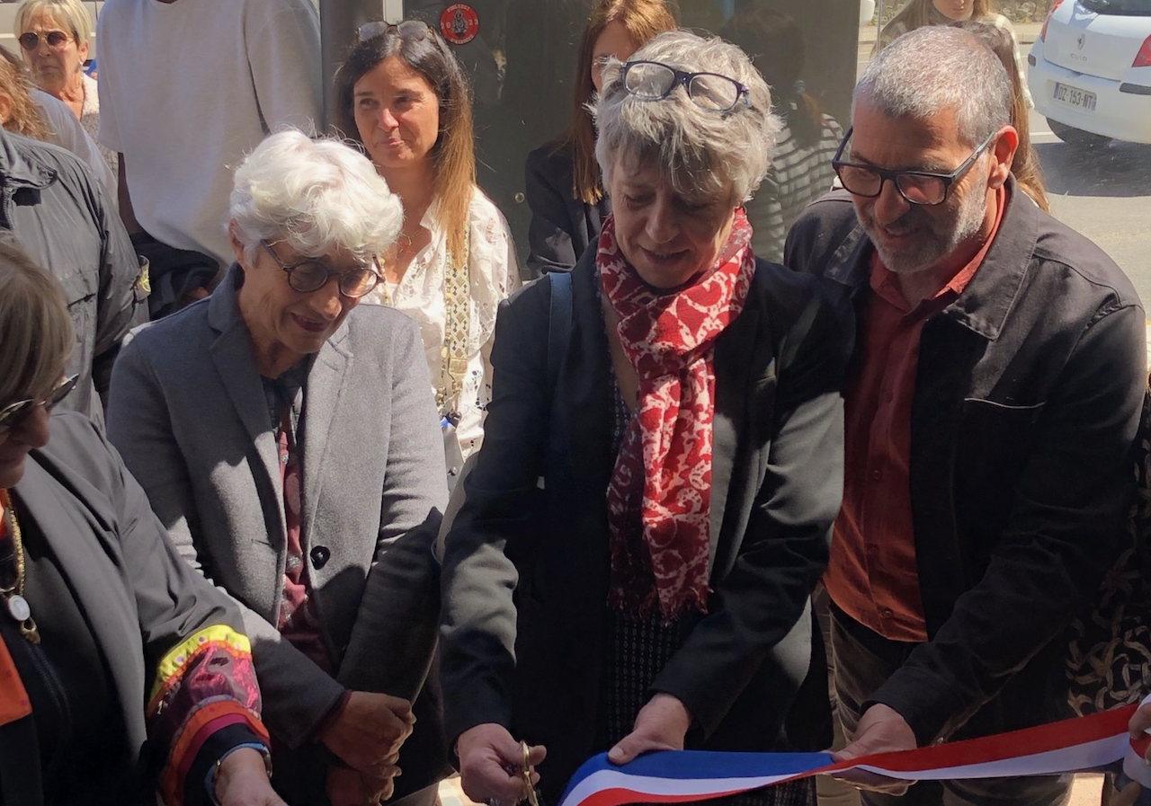 Cette initiative est soutenue financièrement par la CAPA, avec un apport annuel de 268 000 € de l'ARS Corse. Intégrée dans la Stratégie Territoriale de Sécurité et de Prévention de la Délinquance du Pays Ajaccien, la Maison des Adolescents bénéficie d'un agent mis à disposition par la CAPA pour renforcer son équipe opérationnelle. Outre la CAPA, les membres fondateurs de la MDA incluent l'Education Nationale, la Collectivité de Corse, l'Assurance Maladie de Corse du Sud, la MSA, la FALEP, la Mission locale et la Direction Départementale de la Protection Judiciaire de la Jeunesse. Crédit photo ARS de Corse