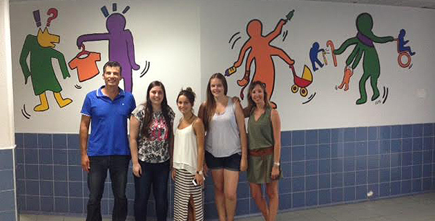 Laetitia Prisse, Marion Seta, et Audrey Dallongeville ( Terminale  Bac pro Accompagnement, soin et services à la personne) avec  Patrice Zimmerman CPE) et leur professeur Alexia Serinelli,