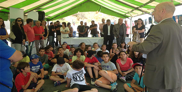Jean Pajanacci, président de la communauté de communes du Sartenais-Valinco, s'adressent aux élèves des classes de CM2 de Sartene et Propriano
