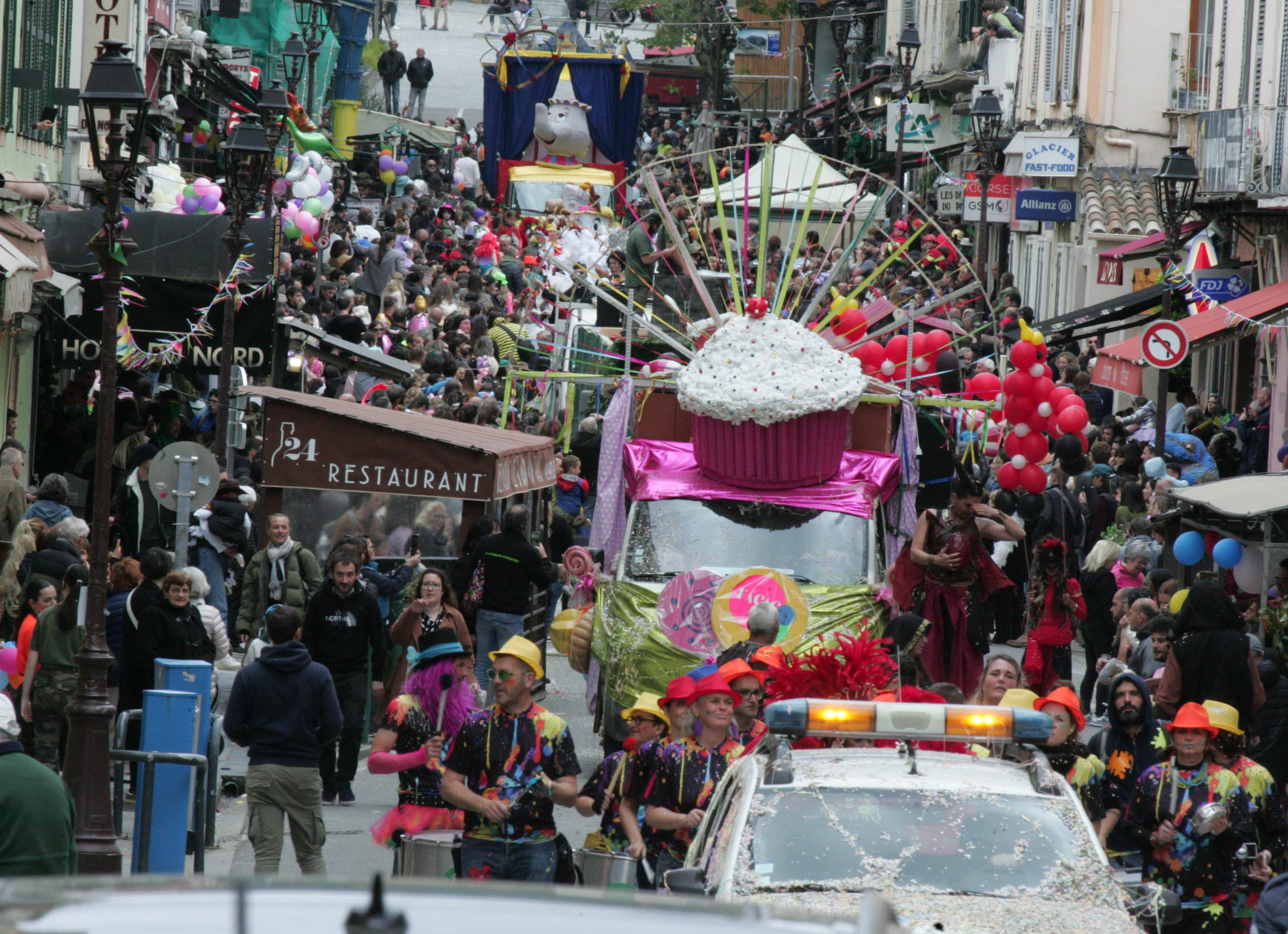 Le cours Paoli de Corte était noir de monde ce dimanche après-midi pour le carnaval. Photos Studio Photos Grazi Ritratti