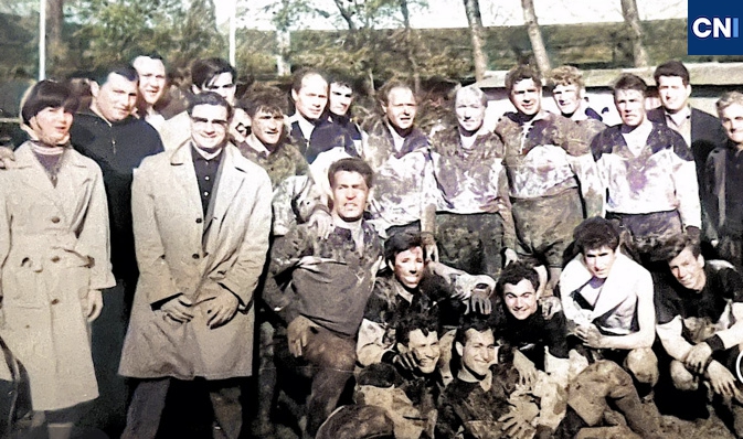 Le RCB heureux dans la boue de Bruxelles. Debout de gauche à droite : Mlle Terveen, Sanguinetti, Olivieri, M. Terveen, Monti, Guillaumin, Rataboul, Tinti, Martinelli, Serafini, Timsit, Pulicani, Gandofi-Scheit, Berthoumieu, Medori. Accroupis : N. Ricci, P. Ricci, Fusella, Giuliani, Chiorboli, Leonelli, Amadei