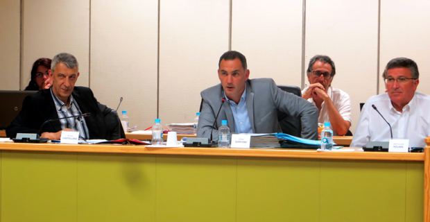 Le maire de Bastia, Gilles Simeoni, entouré de deux adjoints, Michel Castellani et Jean-Louis Milani.