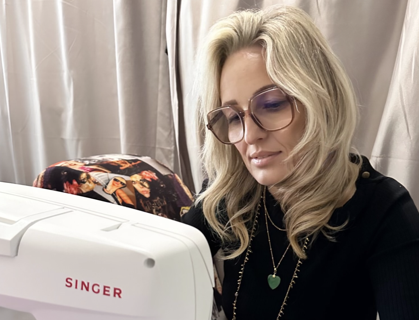 Ghislaine Ferri dans son atelier de création.