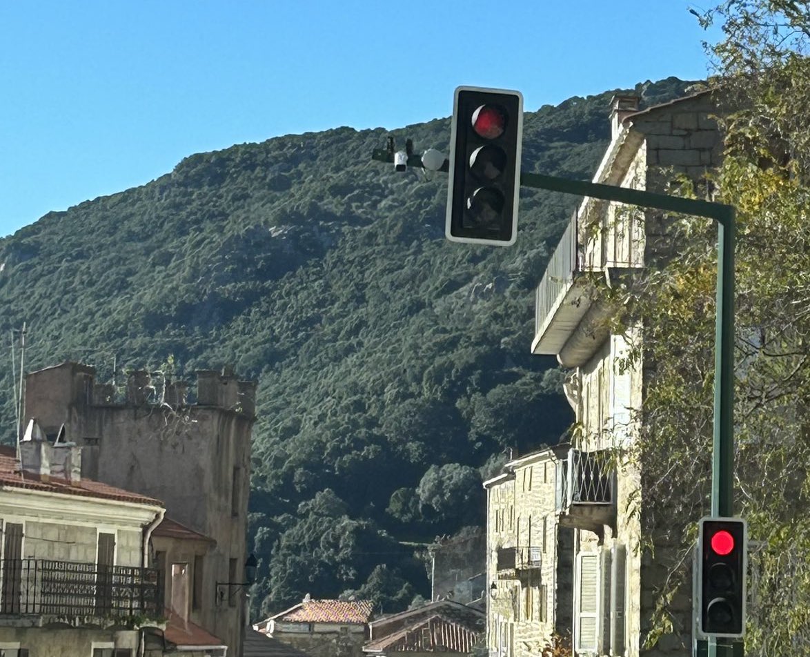 Le feu tricolore d’Olmeto continue de faire parler de lui