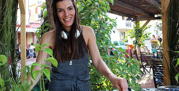 Mlle Stéphanie aux platines du  greenroom de Calvi On The Rocks