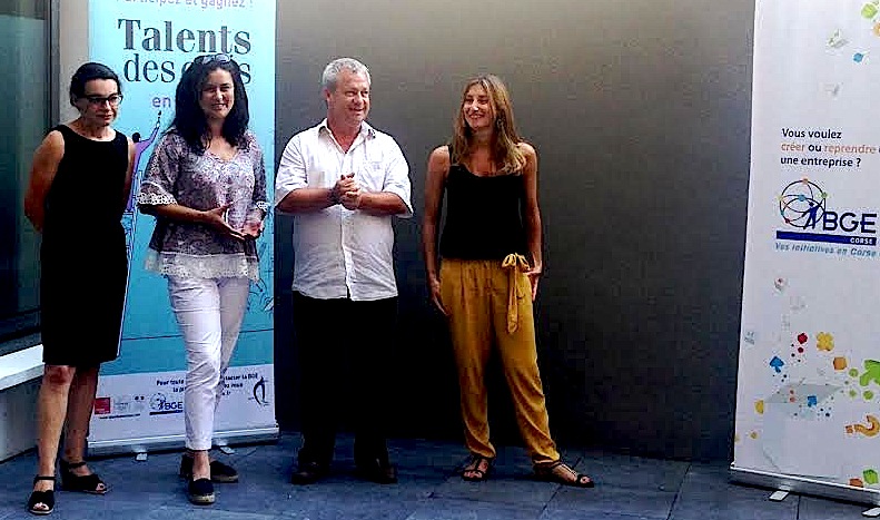 Bouchra Gueddou (Deuxième à partir de la gauche) lauréate dans la catégorie "Création"