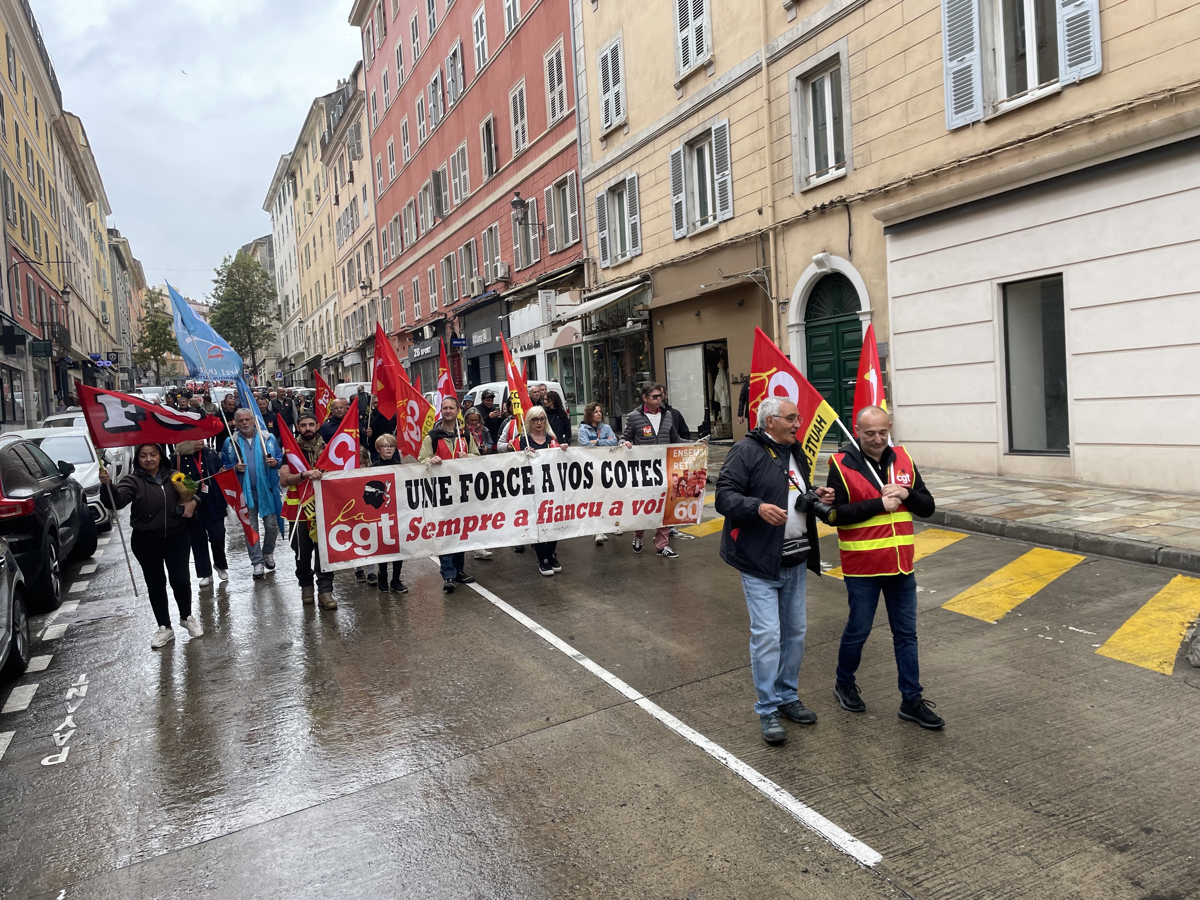 Défilé sous la pluie des syndicats déterminés