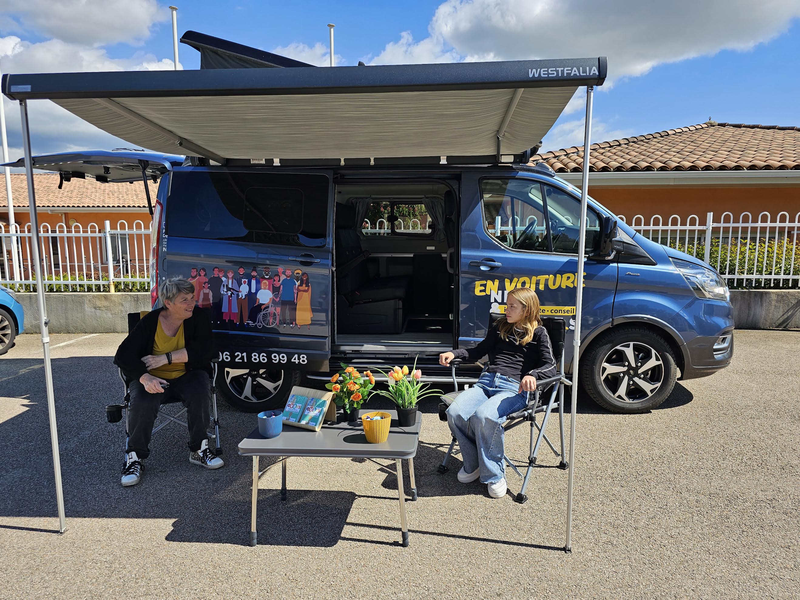 Le van de Nina et Simon.e.s, pour parler de tout sans tabous, en périple en Corse