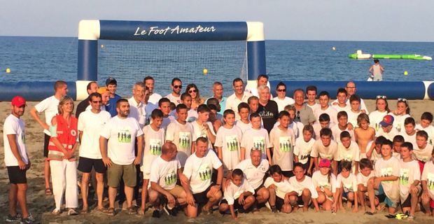 Les footballeurs en herbe autour du maire de Bastia, Gilles Simeoni, de Michel Castellani, adjoint, de Didier Grassi, de Lauda Guidicelli pour le Collectif du 5 mai, de Ghislain Printant, entraineur du Sporting, de Michel Sorbara, vice-président de la Ligue corse de football...