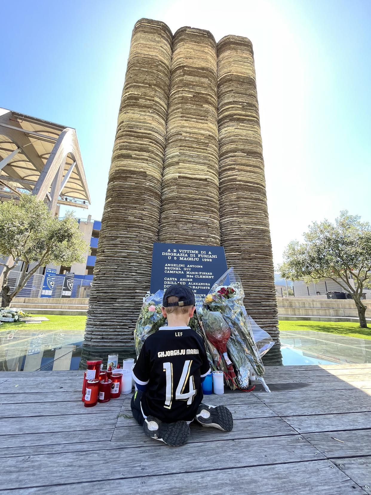 Ghjorghju-Maria au pied de la stèle : les plus jeunes aussi ont prié pour ceux qui ne sont plus. (@cni)