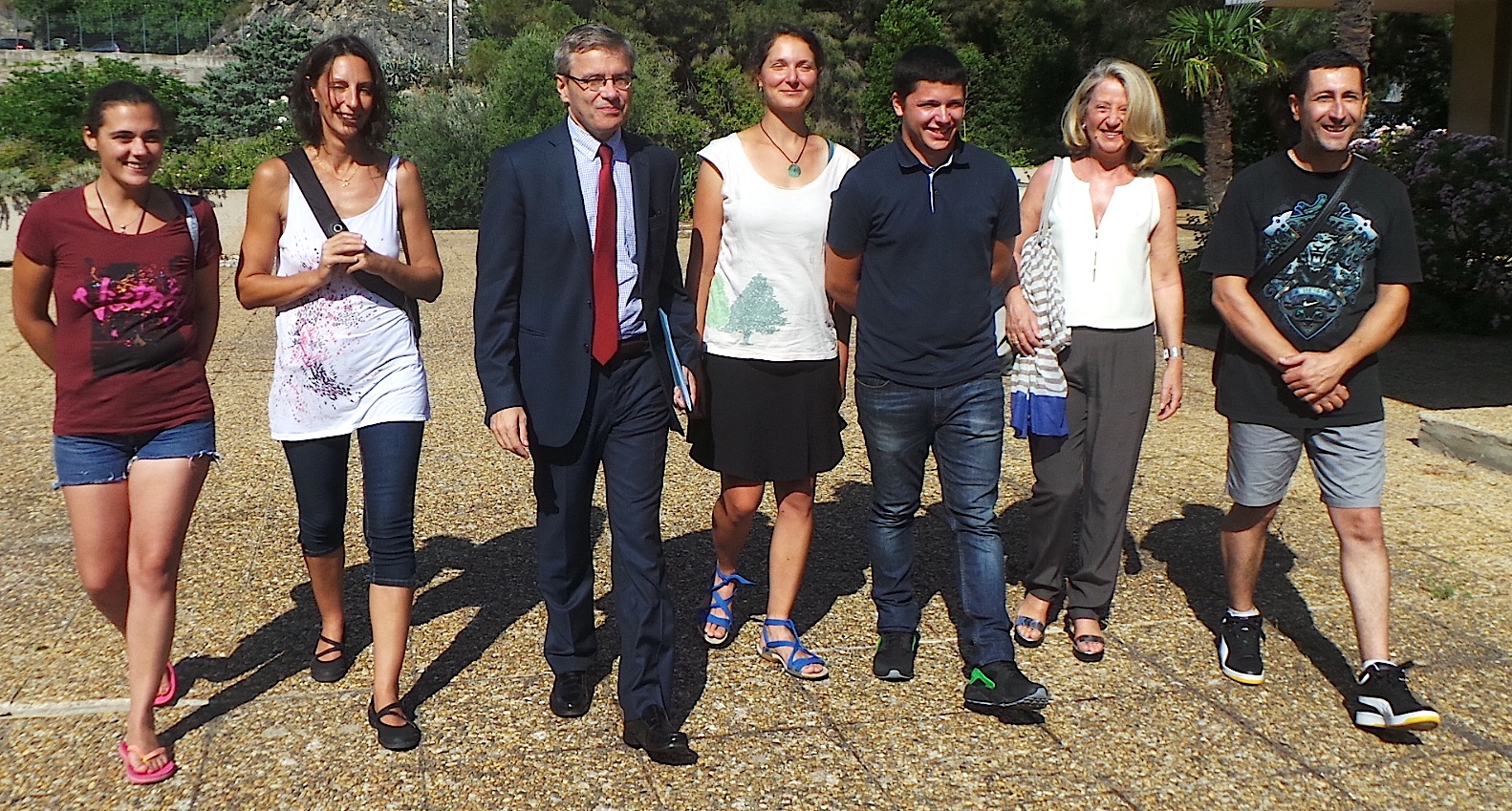 Les jeunes qui se sont engagés dans le service civique avec leurs tuteurs et Alain Thirion le préfet de Haute-Corse