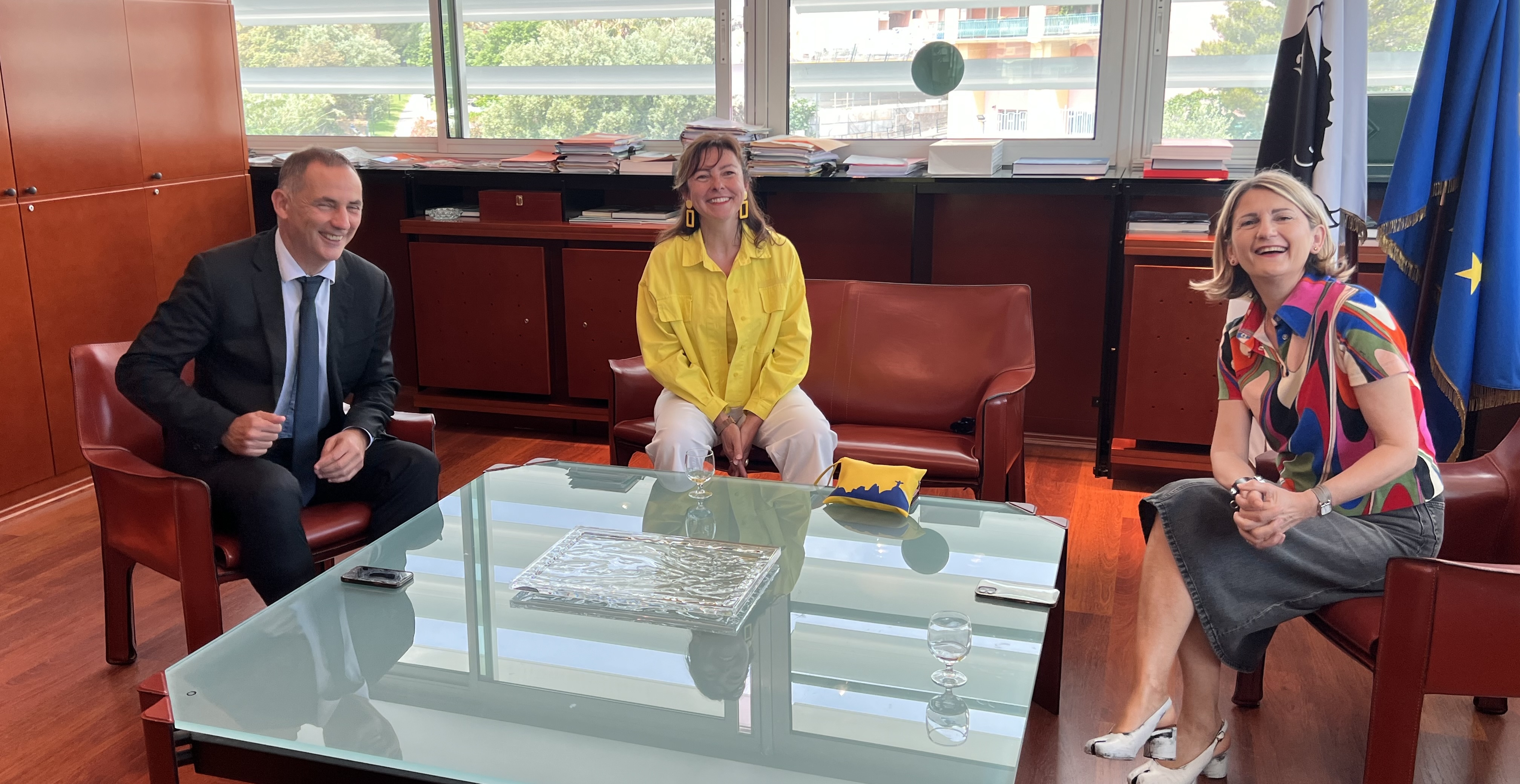 La présidente PS de Régions de France (ARS) et présidente de la région Occitanie, Carole Delga, entourée du président du Conseil exécutif de la Collectivité de Corse, Gilles Simeoni, et de la présidente de l’Assemblée de Corse, Nanette Maupertuis.