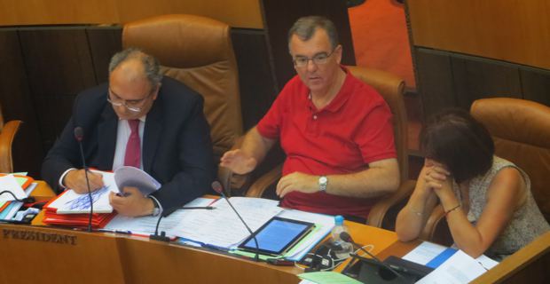 Le président de l'Exécutif, Paul Giacobbi, et le président de l'Office des transports (OTC), Paul-Marie Bartoli, obligés de monter au créneau pour défendre leurs rapports.