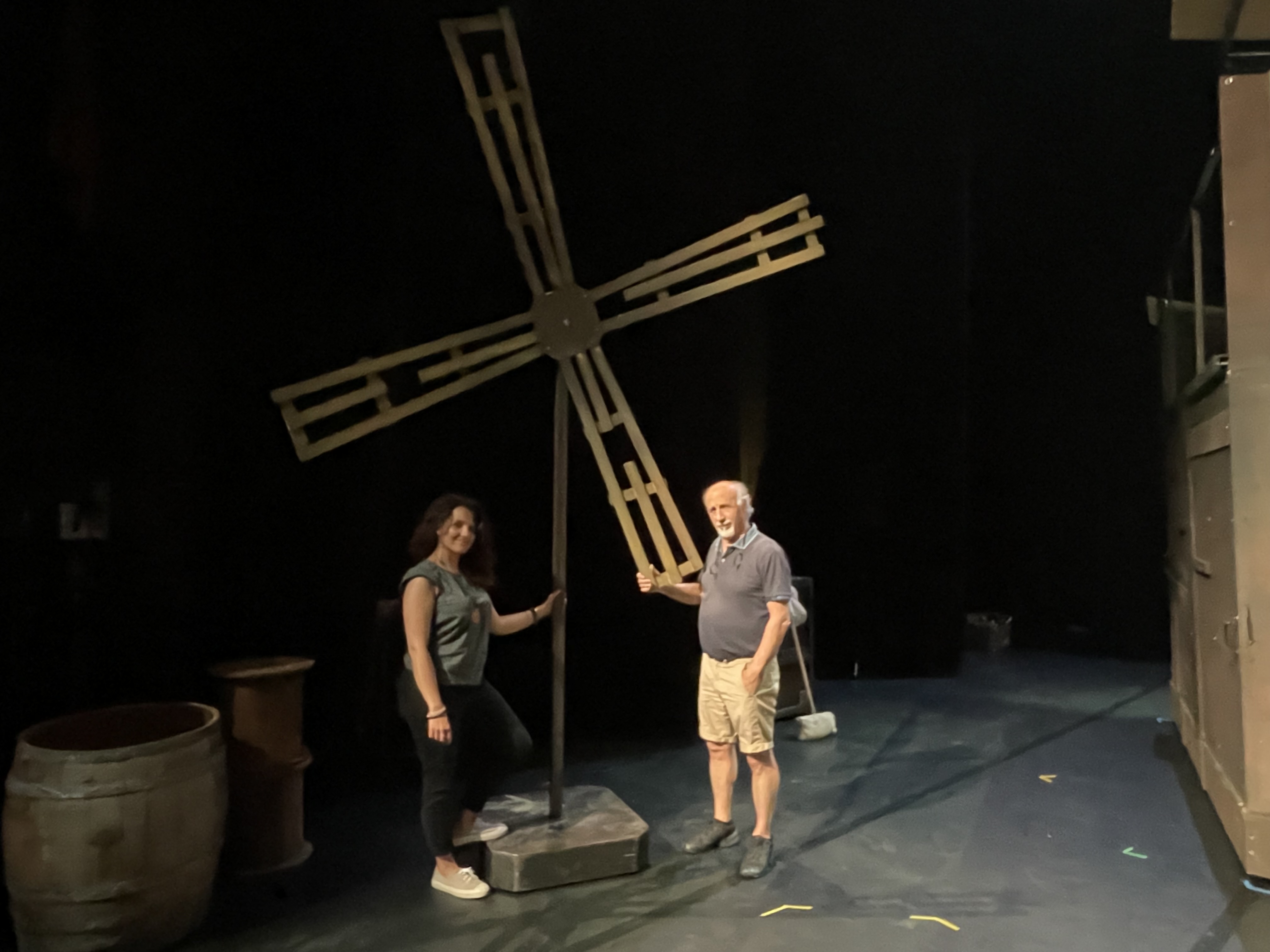 La scénographie Alice Delorenzi et le comédien/metteur en scène JP Lanfranchi devant le fameux moulin de Cervantes....