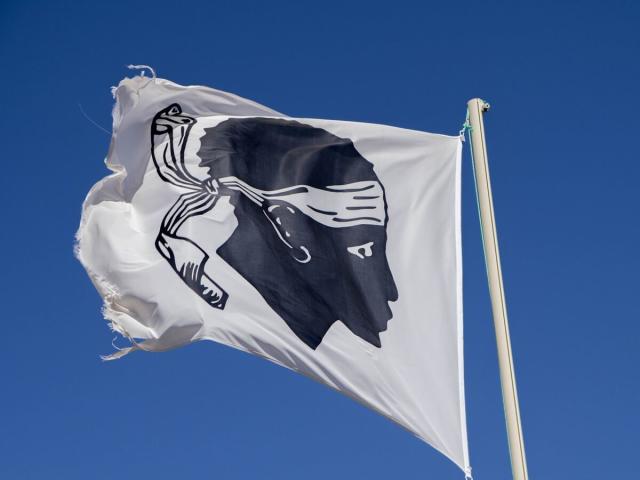 Pourquoi les drapeaux de la Corse et de la Sardaigne se ressemblent-ils tant ?