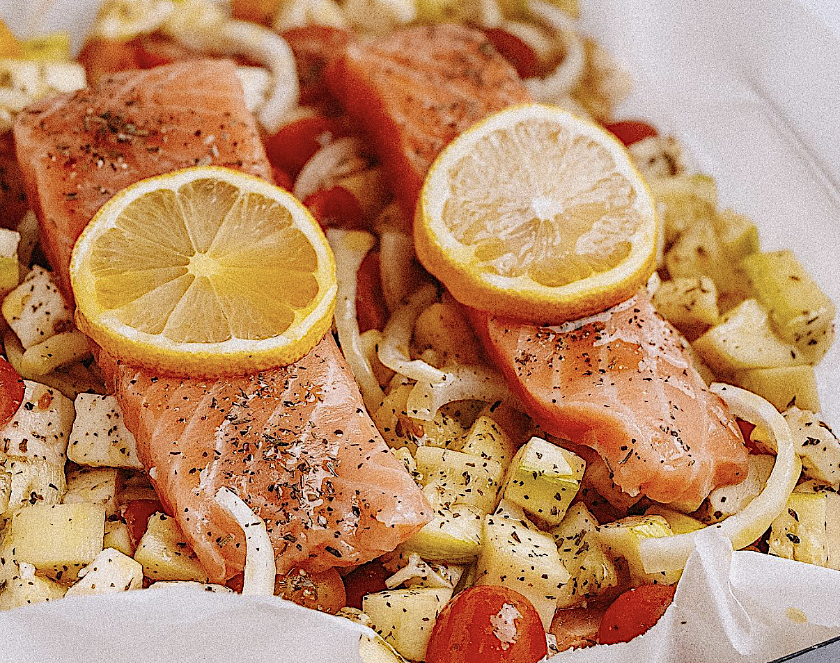 À table : Saumon en papillote, légumes du soleil et mozzarella avec #lapetitecuisinedemarie