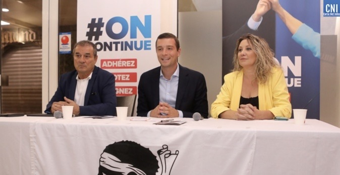 Jordan Bardella, président du Rassemblement national (RN) au centre, lors de son déplacement en Corse.