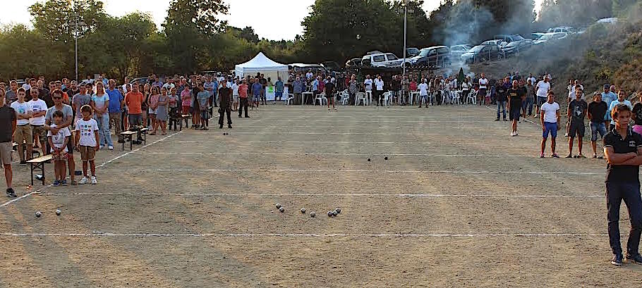 L'émotion était palpable lorsque les quelques 250 personnes présentes se sont tournées vers le cimetière jouxtant le stade afin de respecter une minute de silence en hommage à Jean-Martin Guidicelli.