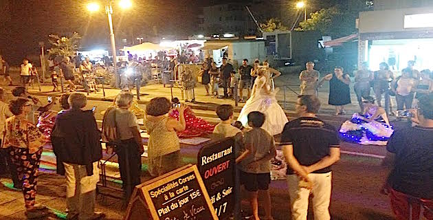 Aleria : Le marché nocturne, c’est la fête au village