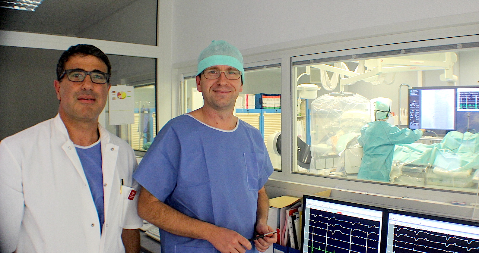 Le docteur Boueri et le professeur Franceschi. Au second plan, en cours d'intervention, le docteur Lila Khris, rythomologue et praticien