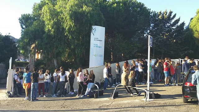 Manifestation de Ghjuventù indipendentista devant le Lycée de Balagne