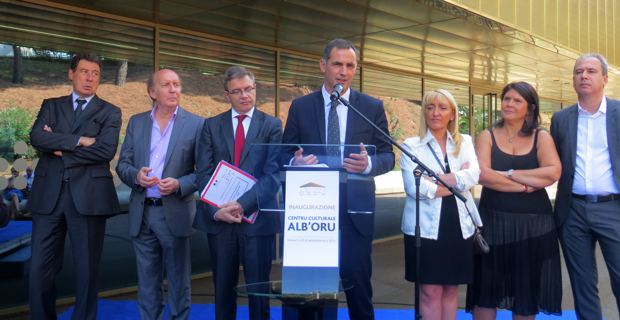 Le maire de Bastia, Gilles Simeoni, entouré de son prédecesseur, Emile Zuccarelli, de Jean-Joseph Massoni, adjoint aux finances, du préfet Thirion, d'E. De Gentili, 1ère adjointe, de Mattea Lacave, adjointe à la culture, et de Jean Zuccarelli, président de l'ADEC.