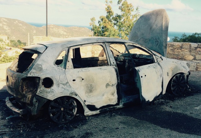 Une voiture détruite par un incendie à Lavatoggio