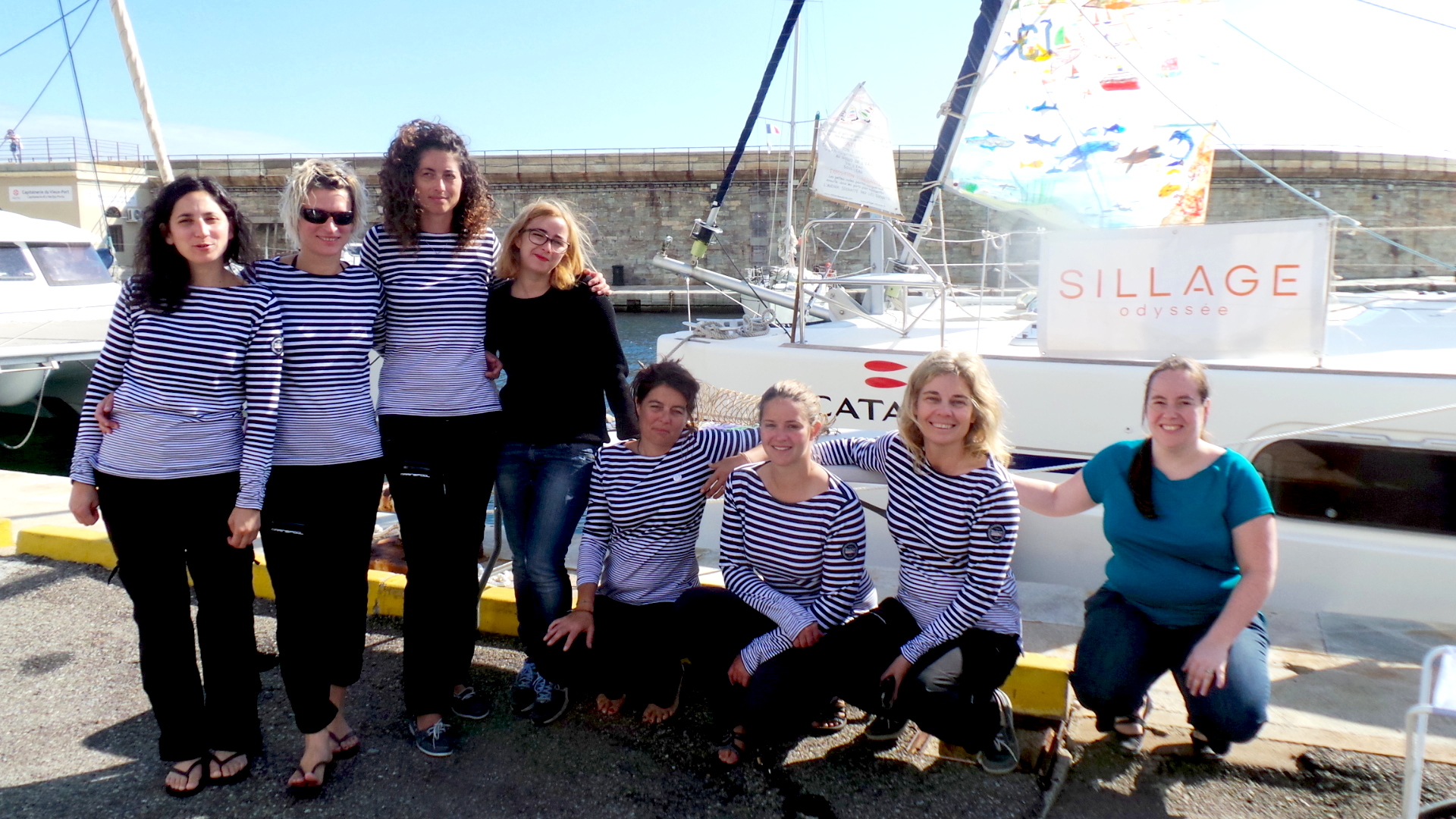 Nathalie Ille (3ème à partir de la gauche), son équipage et l'équipe du "Marinu"