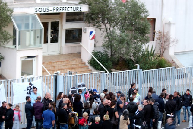 Soutien à Paul-André Contadini devant la sous-préfecture de Calvi