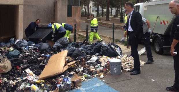 Le maire de Bastia, Gilles Simeoni, avec les employés municipaux, qui enlèvent les poubelles à la place de la CAB.