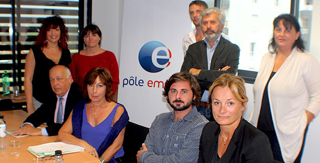 Vincent Fedi (à gauche) aux côtés de Dominique Gatti et de l'ensemble des représentants des organismes qui ont accompagné VINPHI dans son entreprise. debout à droite Luce Leca, la directrice générale adjointe de Vinphi