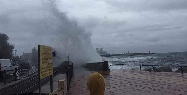 Des vagues impressionantes sur La Marinella de L'Ile-Rousse (Photos Bernard Brissaud)